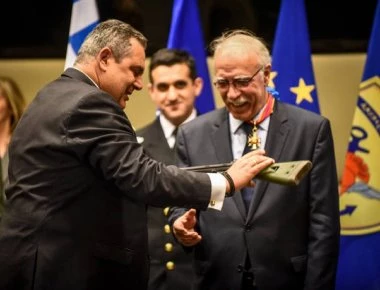 Με ανταλλαγή δώρων στο ΥΠΕΘΑ η αποχώρηση του Δ. Βίτσα - Το G3A3 που του χάρισε ο Π. Καμμένος (φωτό)